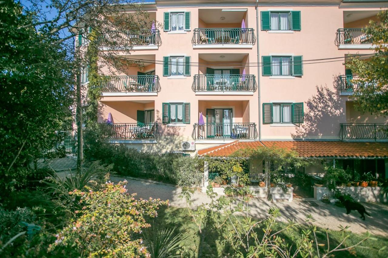 Villa Mareonda - Apartments Sussurro Ровинь Экстерьер фото